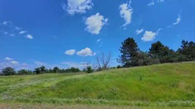 Ontario King 's Highway 28' deki ön yolcu koltuğunda. Yazın bulutlu mavi gökyüzü manzaralı bir araba. Otoyol görüntüsü bir altgeçidin altında, bir köprünün altında.