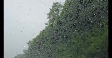 Beklenmedik yağmur fırtınası sırasında tehlikeli bir görüş mesafesi aniden Simcoe, Ontario, Kanada 'ya giderken 11. otoyola çıktı. Şiddetli yağmur fırtınası yolda araba sürerken başlar.