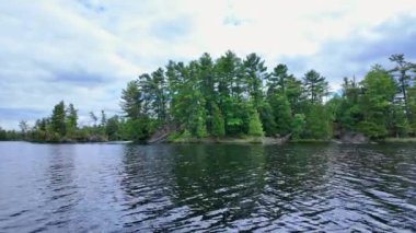 Büyük levrek avlama sporu sırasında Kuzey Amerika 'nın doğal manzaralarının resimli panoramik görüntüsü. Güzel köknar ağaçları ve göldeki küçük adalar. Hobiler yaşam tarzı balıkçılığı.