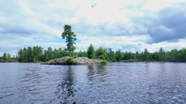 Büyük levrek avlama sporu sırasında Kuzey Amerika 'nın doğal manzaralarının resimli panoramik görüntüsü. Güzel köknar ağaçları ve göldeki küçük adalar. Hobiler yaşam tarzı balıkçılığı.
