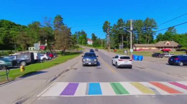 28. otoyol boyunca küçük bir kasabanın arka geniş görüş alanı var. Oradan geçen ev ve iş yerleri. Arabanın arkasından asfalt yol manzarası: Bancroft, Kawartha, Ontario, Kanada - 28 Haziran 2024