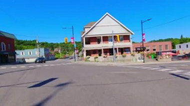 28. otoyol boyunca küçük bir kasabanın arka geniş görüş alanı var. Oradan geçen ev ve iş yerleri. Arabanın arkasından asfalt yol manzarası: Bancroft, Kawartha, Ontario, Kanada - 28 Haziran 2024