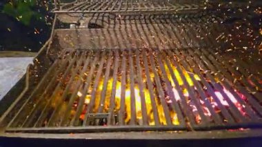 Ateş ızgarayı yakıyor. Yakacak odun patlatarak barbekü için kömür hazırlandı. Kehribar tüküren barbekü şöminesi yavaşça havaya tükürüyor. Parlak alevlerle barbekü ızgarası..