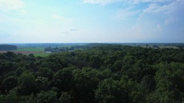 Tarım çiftlikleri ve ekin tarlalarının havadan görünüşü. Yukarıdan gelen tarım manzaraları Kanada topraklarındaki çiftliklerin canlılığını resmediyor. Mısır ve soya ektim. Güneş batarken sıra sıra mahsul ekiyorum..