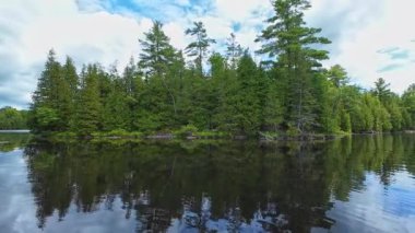 Güzel huzurlu yaz gölü manzarası. Ontario, Kanada 'nın kuzeyinde vuruldu. Kuzey Amerika 'daki gölün çekimini yapıyorum. Resimli kuzey gölü. Sakin su yansıtan manzara.
