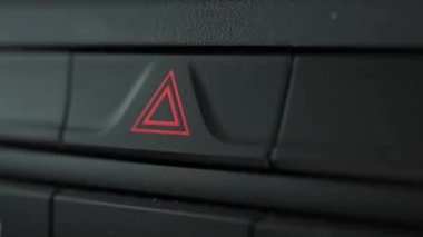 Sürücü, arabadaki acil durum düğmesini çalıştır. Sürücü parmağı, araba bozulduğunda ya da yolda kaza yaptığında acil durum düğmesine basar.