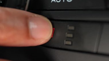 Isıtmalı araç koltuğu ısıtıcıları kontrol etmek için şoför tarafından itilmiş. Araba koltuğu ısıtması için parmak düğmesine bas. Araç soğuk hava ısısı koltukları sistemi.