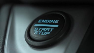 Araba motorunu çalıştırıyorum. Parmak, motoru durdurma düğmesine basıyor. Araç motoru, modern ulaşım ve teknolojiyi çalıştırmak için düğmeye bas.