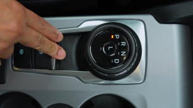 Sürücünün eli araba vites kutusu modu, park ve sürüş modu ve park freni gibi. Otomatik elektronik şanzıman ve vites değişimi, P Park 'tan D Drive' a ve modern arabalarla geri dönüş..