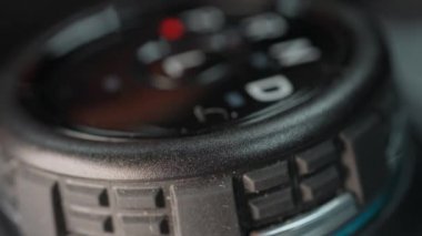 Sürücünün eli, araba vites kutusunu park modundan çıkarmak için park yerine kaydırıyor. Otomatik elektronik şanzıman ve vites değişimi, P Park 'tan D Drive' a ve modern arabalarla geri dönüş..