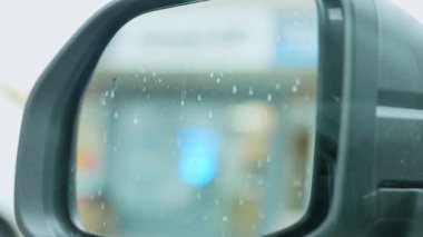 Araba aynası ayarı. Sürücü otomotiv aynasını ayarlar. Görünümün konumunu değiştirmek için elektronik otomatik araç yan ve arka ayna sistemi.