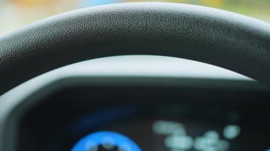 Erkek sürücü elini bir araba makrosunun direksiyonuna koydu. Aracın direksiyonuna odaklanın, sürmeye hazır olun..
