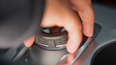 Sürücünün eli, araba vites kutusunu park modundan çıkarmak için park yerine kaydırıyor. Otomatik elektronik şanzıman ve vites değişimi, P Park 'tan D Drive' a ve modern arabalarla geri dönüş..