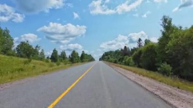 Yeşillik ormanlardan geçen 11. Otoyol 'un nefes kesici manzarası. Arabayla manzara gezisi, şoför serpentines POV manzaralı. Dağlar boyunca asfalt yolda araba sürerken.