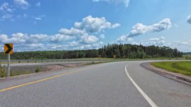 Yeşillik ormanlardan geçen 11. Otoyol 'un nefes kesici manzarası. Arabayla manzara gezisi, şoför serpentines POV manzaralı. Dağlar boyunca asfalt yolda araba sürerken.