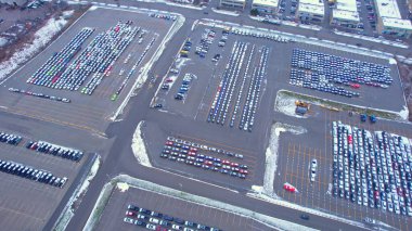 Amerika 'ya ve uluslar arası ihracat için yeni ve kullanılmış araçlarla araba deposu ya da otoparkın havadan görüntüsü. Araç taşıma tesisi, gümrük, görev ruhsatı ve izinleri bekliyor.. 