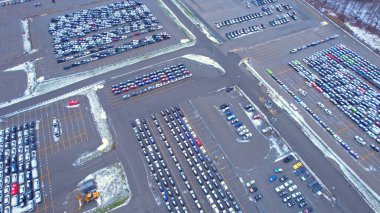 Amerika 'ya ve uluslar arası ihracat için yeni ve kullanılmış araçlarla araba deposu ya da otoparkın havadan görüntüsü. Araç taşıma tesisi, gümrük, görev ruhsatı ve izinleri bekliyor.. 