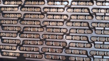 Elektrikli araba aküsü, yeşil enerji konsepti. Elektrikli araç aküsü üretimi. Modern EV pil paketi lityum iyonu. Temiz enerji deposu.