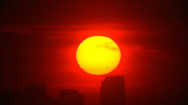 Renkli Gökyüzü 'nde gün batımı güneşli güzel güneş ışığı. Şehir manzarası üzerinde kırmızı turuncu sarı gökyüzü. Gün batımında güneş. Çok renkli Akşam Ufku Şehri.