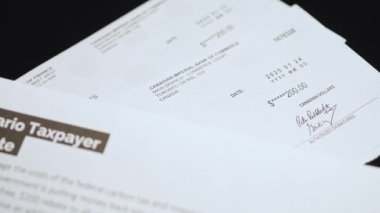 Vergi mükellefleri, Ontario sakinlerinin mali baskılarla başa çıkmalarına yardımcı olmak için tasarlanmış çekleri iade ediyor. Ontario hükümeti 200 Kanada doları dağıtıyor: Toronto, Ontario, Kanada - 30 Ocak 2025