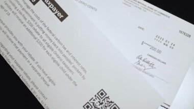 Vergi mükellefleri, Ontario sakinlerinin mali baskılarla başa çıkmalarına yardımcı olmak için tasarlanmış çekleri iade ediyor. Ontario hükümeti 200 Kanada doları dağıtıyor: Toronto, Ontario, Kanada - 30 Ocak 2025