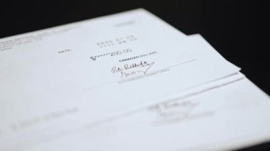 Vergi mükellefleri, Ontario sakinlerinin mali baskılarla başa çıkmalarına yardımcı olmak için tasarlanmış çekleri iade ediyor. Ontario hükümeti 200 Kanada doları dağıtıyor: Toronto, Ontario, Kanada - 30 Ocak 2025