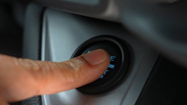 Araba motorunu çalıştırıyorum. Parmak, motoru durdurma düğmesine basıyor. Araç motoru, modern ulaşım ve teknolojiyi çalıştırmak için düğmeye bas.
