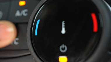 Sürücü, hava akışını kontrol düğmesiyle LED statüsünü değiştirerek değiştiriyor. Makro, kapat. Kadın vantilatör hızını arabanın havalandırma sistemine göre ayarlıyor..