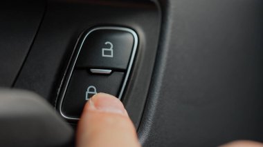 Araç kapısını kilitlemek için sürücü kilit düğmesine basın. Araçtaki kapıları kapatmak için arabanın kapı düğmesine basın. Elektronik otomatik kilitlenme ve açma düğmesi sistemi.