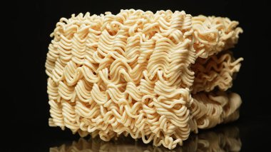 Makro erişteli makarnayı yakın çekim. Çabuk çorba için erişteli makarna. Fast food. Popüler pişmiş kurutulmuş erişte tipleri. Öğrenci ve ofis yemekleri buğday unu ve sudan yapılır..