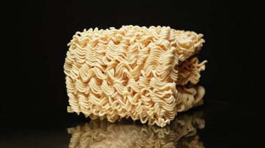 Makro erişteli makarnayı yakın çekim. Çabuk çorba için erişteli makarna. Fast food. Popüler pişmiş kurutulmuş erişte tipleri. Öğrenci ve ofis yemekleri buğday unu ve sudan yapılır..