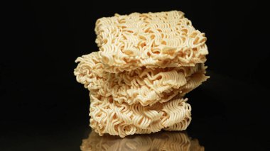 Anında erişte. Çorba ve Asya tabakları için çabuk erişte pişireceğim. Tavuk, sığır eti, karides ve sebze gibi tatlarda bulunabilir.