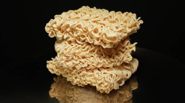 Anında erişte. Çorba ve Asya tabakları için çabuk erişte pişireceğim. Tavuk, sığır eti, karides ve sebze gibi tatlarda bulunabilir.