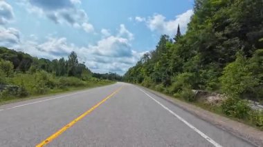 Arabayla manzara gezisi, ön plaka, sürücü bakış açısı. Kır evindeki asfalt yol. Karavanla aile tatili, tatil ve macera seyahati Motorize Karavanda, Kanada.