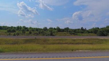 Kanada ormanlarından geçen bir otoyolun güzel yaz manzarası. Kamp aracıyla seyahat ederken olay yeri inceleme aracı plakası. Kanada 'da motorlu karavandan asfalt yolda araba sürerken..