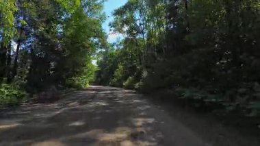 Sürücü plakası, doğal güzellik ve macera sergiliyor. Çakıl yolu ve vahşi doğa boyunca birinci şahıs manzarası Ontario Kanada 'nın kraliyet arazisinin yakınından geçiyor. Dağlık yolda yolculuk.