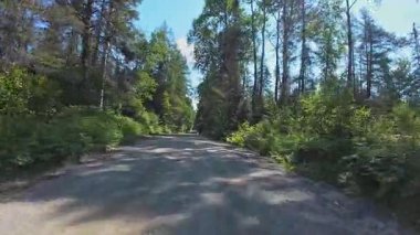 Sürücü plakası, doğal güzellik ve macera sergiliyor. Çakıl yolu ve vahşi doğa boyunca birinci şahıs manzarası Ontario Kanada 'nın kraliyet arazisinin yakınından geçiyor. Dağlık yolda yolculuk.