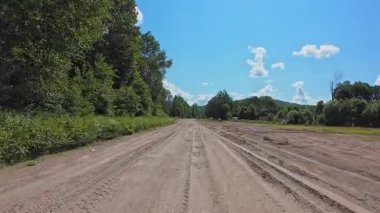 Sürücü plakası, doğal güzellik ve macera sergiliyor. Çakıl yolu ve vahşi doğa boyunca birinci şahıs manzarası Ontario Kanada 'nın kraliyet arazisinin yakınından geçiyor. Dağlık yolda yolculuk.