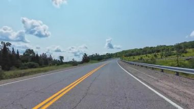 Sıcak temmuz ayında Burk 's Falls, Pickerel Gölü' nde otoban otobanının ön plakası boş. Kanada kır evinde tatil ve macera için karavan karavanı sürüyorum..