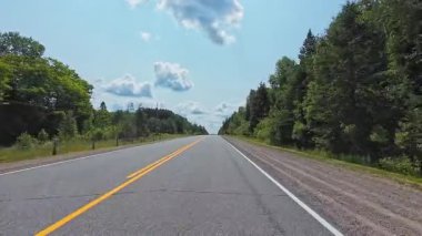 Sıcak temmuz ayında Burk 's Falls, Pickerel Gölü' nde otoban otobanının ön plakası boş. Kanada kır evinde tatil ve macera için karavan karavanı sürüyorum..