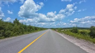 Arabayla manzara gezisi, ön plaka, sürücü bakış açısı. Kır evindeki asfalt yol. Karavanla aile tatili, tatil ve macera seyahati Motorize Karavanda, Kanada.