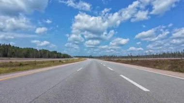 Arabayla manzara gezisi, ön plaka, sürücü bakış açısı. Kır evindeki asfalt yol. Karavanla aile tatili, tatil ve macera seyahati Motorize Karavanda, Kanada.