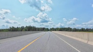 Arabayla manzara gezisi, ön plaka, sürücü bakış açısı. Kır evindeki asfalt yol. Karavanla aile tatili, tatil ve macera seyahati Motorize Karavanda, Kanada.