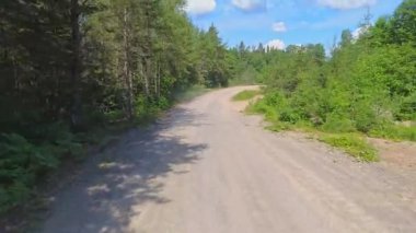 Arka plaka, doğal güzellik ve macera sergiliyor. Ontario Kanada 'nın kraliyet arazisinin yakınından geçen çakıl yolu ve vahşi doğa manzarası. Dağ yolunda yolculuk. Toprak yol ve off yol.