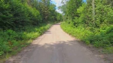 Sıcak temmuz ayında Burk 's Falls, Pickerel Gölü' nde boş çakıl taşı toprak yol manzaralı plaka. Kanada kır evinde tatil ve macera için karavan karavanı sürüyorum. Yol dışı.