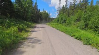 Arka plaka, doğal güzellik ve macera sergiliyor. Ontario Kanada 'nın kraliyet arazisinin yakınından geçen çakıl yolu ve vahşi doğa manzarası. Dağ yolunda yolculuk. Toprak yol ve off yol.