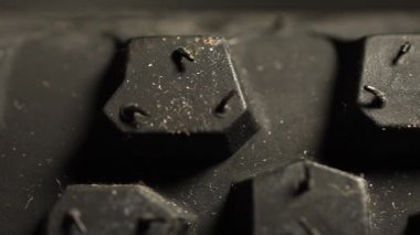 Motosiklet lastiği yeni görünüyor. Yeni dağ bisikleti lastiğinin makro yakın çekim görüntüsü. Motosiklet sporlarında hız yarışında tutuş için agresif lastik izleri. Motokros lastiği dönüyor. Ekstrem sporlar.
