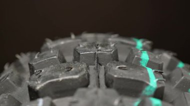 Off-road motosiklet tekerleğini kapat, yavaş hareket et. Motokros bisiklet tekerleği rotasyonu. Yeni toprak bisiklet lastiği, motor sporu ya da aktif yaşam tarzı. Motosiklet lastiği denetimi.