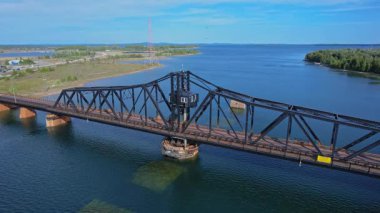 Güneşli yaz gününde Kuzeydoğu Manitoulin ve 6. Otoyol 'da mavi gökyüzü ve sakin sularla Little Current Swing Köprüsü' nün hava görüntüsü. Trafiksiz boş. Ontario, Kanada.