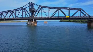 Ontario Canada 'daki Little Current kasabasında çok eski bir salıncak köprüsü var. Manitoulin Adası 'nı Keçi Adası' na ve Kuzey Kanalı üzerindeki anakaraya bağlar. Tekne geçişi için kullan ve sadece bir araba şeridi var..